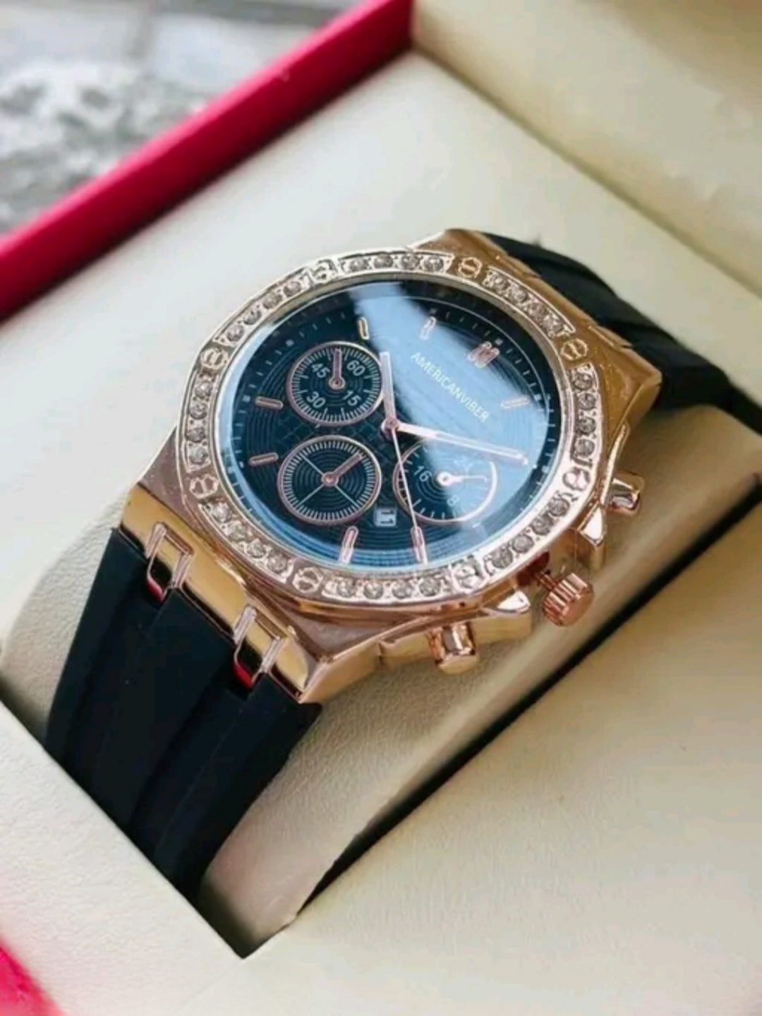 Men's watch with silicone strap and diamond art