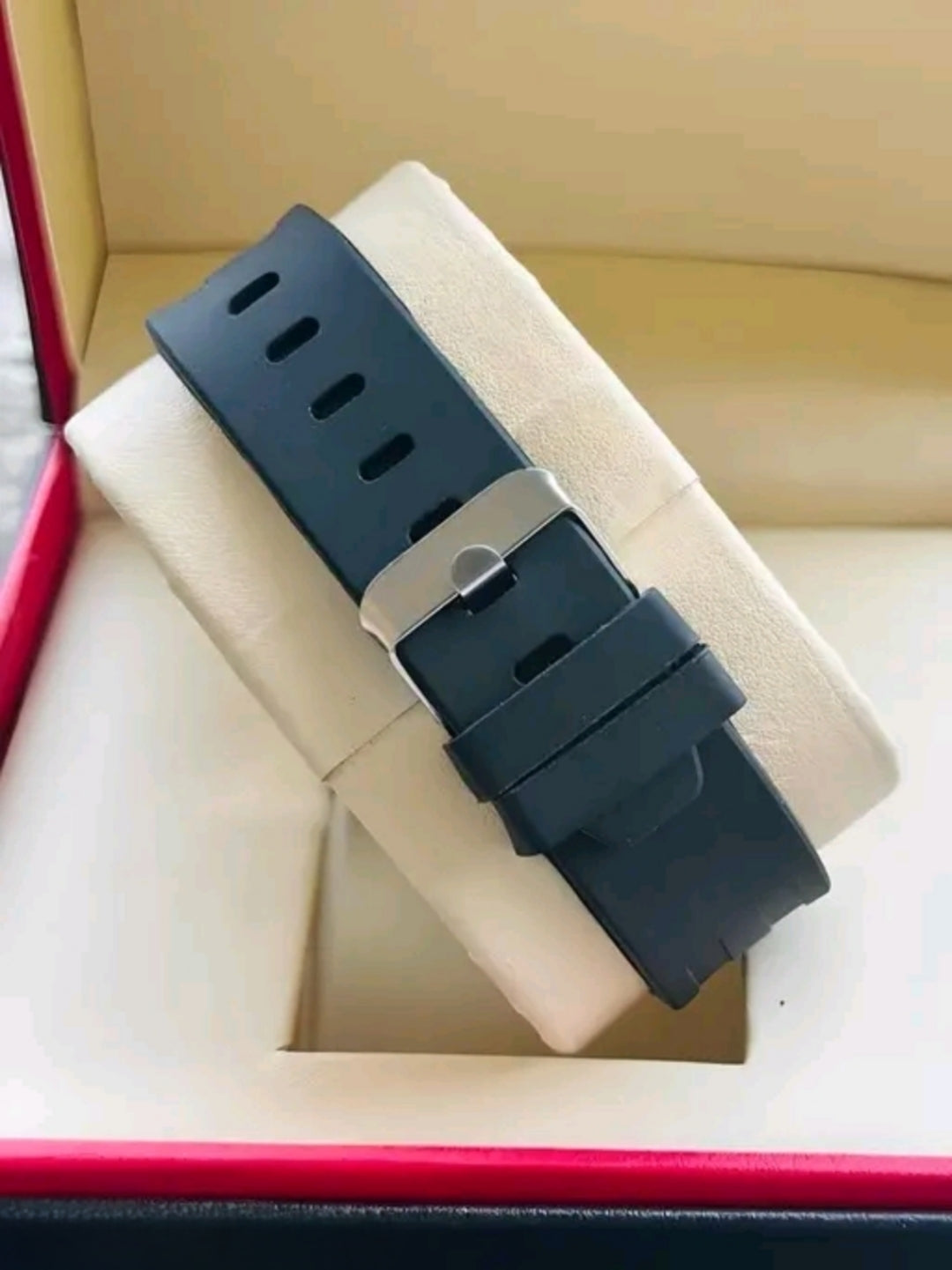 Men's watch with silicone strap and diamond art