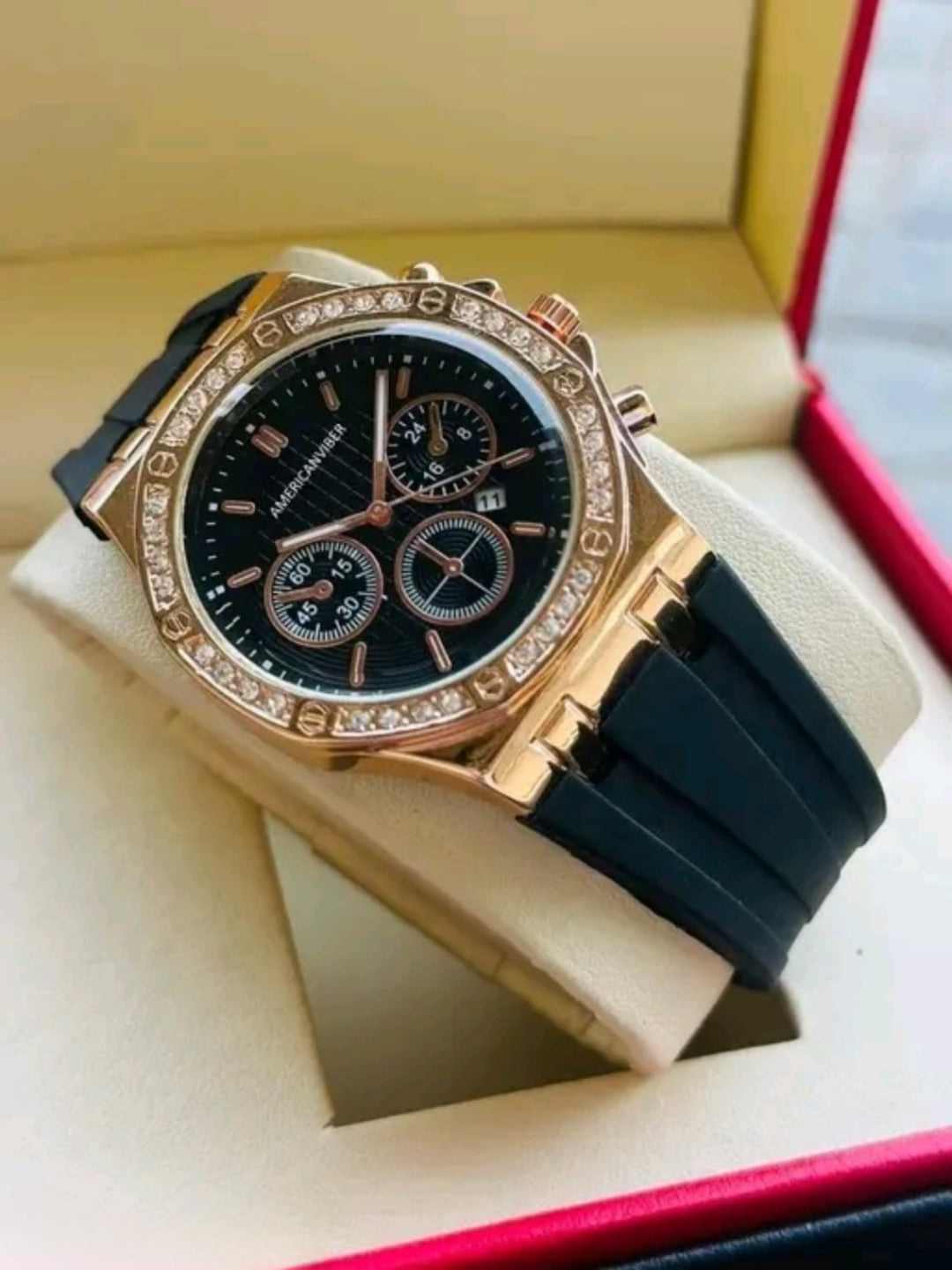 Men's watch with silicone strap and diamond art